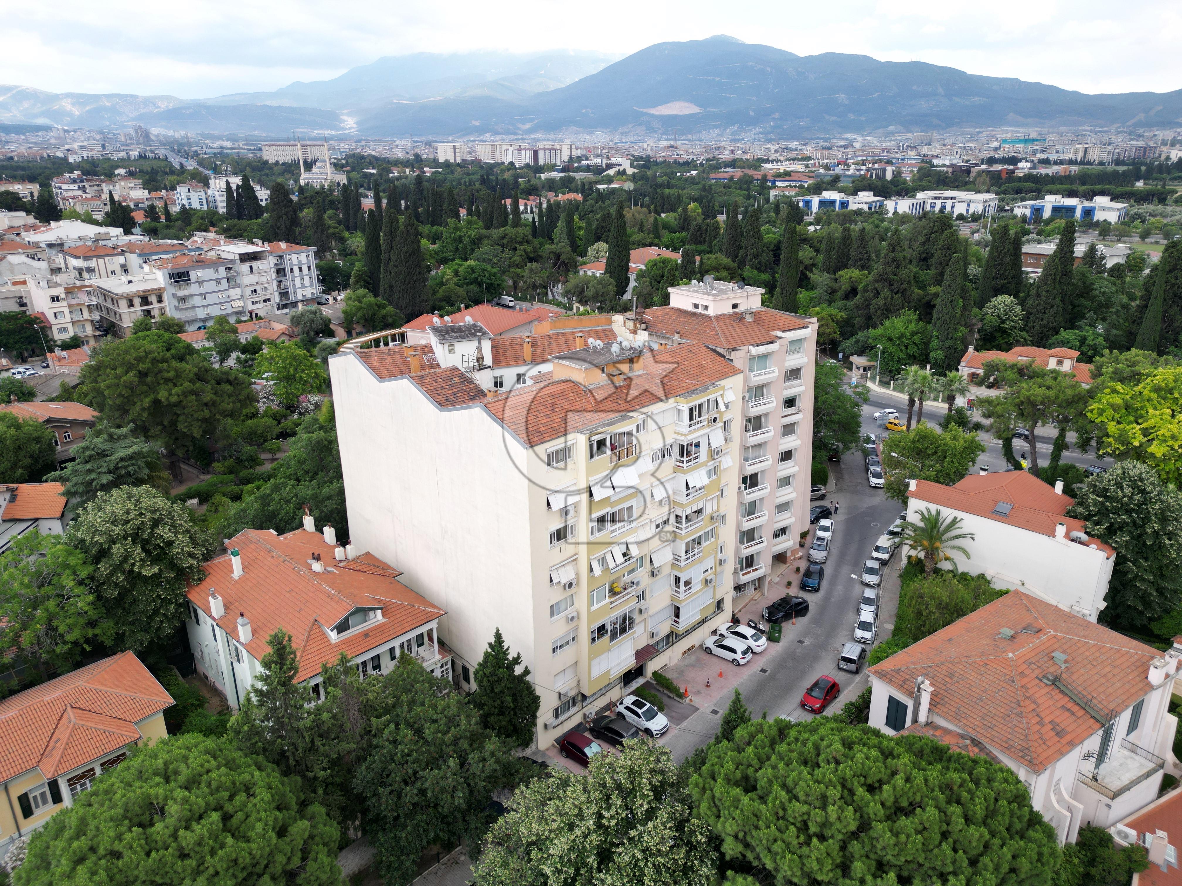BORNOVA’NIN KALBİNDE HUZURLU BİR MUHİTTE SATILIK 3+1 DAİRE