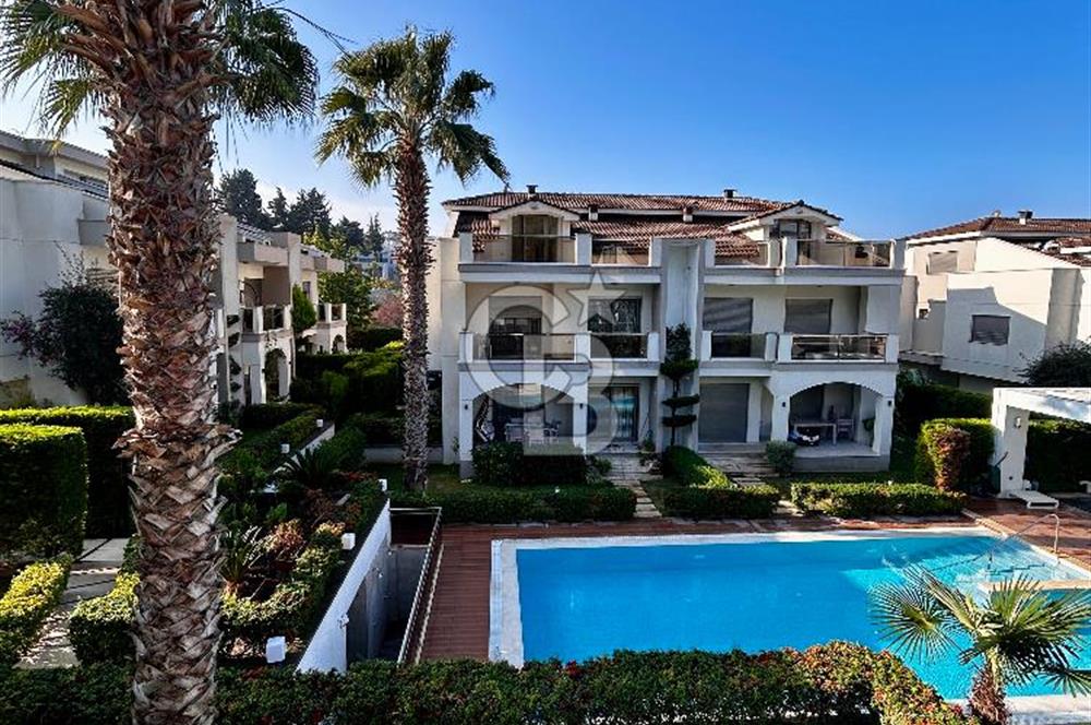 Urla Casablanca Sitesinde Havuz Cepheli 3+1