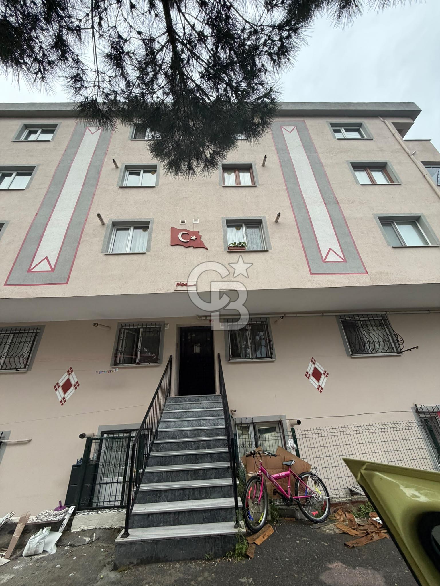 Pendik Esenyalı'da Bahçe Kullanımlı Satılık İki Artı Bir Daire