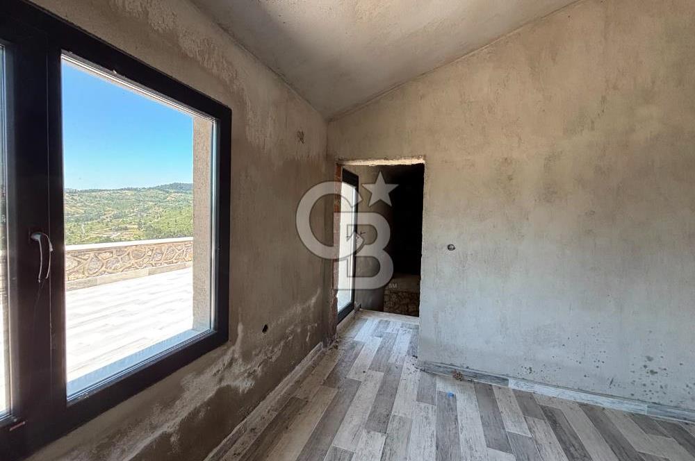 BORNOVA BEŞYOL DA 8440 M2 TARLA İÇERİSİNDE ASFALT YOLA CEPHELİ SATILIK MÜSTAKİL EV VE ARSASI