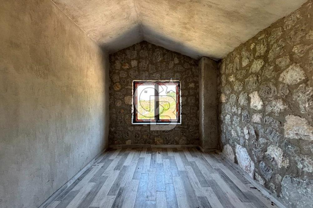 BORNOVA BEŞYOL DA 8440 M2 TARLA İÇERİSİNDE ASFALT YOLA CEPHELİ SATILIK MÜSTAKİL EV VE ARSASI
