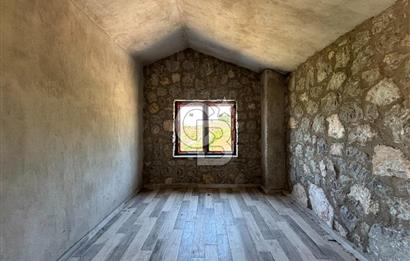 BORNOVA BEŞYOL DA 8440 M2 TARLA İÇERİSİNDE ASFALT YOLA CEPHELİ SATILIK MÜSTAKİL EV VE ARSASI