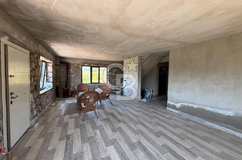 BORNOVA BEŞYOL DA 8440 M2 TARLA İÇERİSİNDE ASFALT YOLA CEPHELİ SATILIK MÜSTAKİL EV VE ARSASI