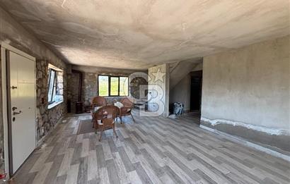 BORNOVA BEŞYOL DA 8440 M2 TARLA İÇERİSİNDE ASFALT YOLA CEPHELİ SATILIK MÜSTAKİL EV VE ARSASI