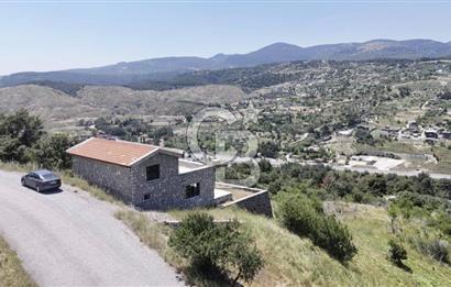 BORNOVA BEŞYOL DA 8440 M2 TARLA İÇERİSİNDE ASFALT YOLA CEPHELİ SATILIK MÜSTAKİL EV VE ARSASI