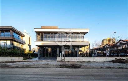 PARK CADDESİ'NDE ÖZEL MİMARİYE SAHİP PRESTİJLİ KURUMSAL BİNA