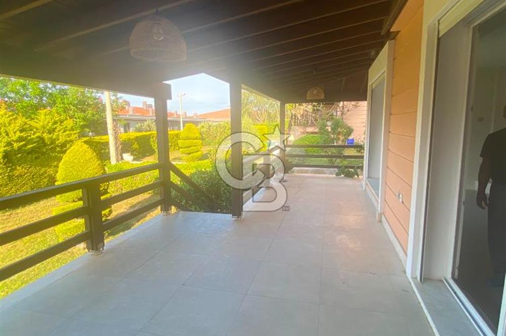 Çeşme'de Denize Yürüme Mesafesinde Yıllık Kiralık Villa