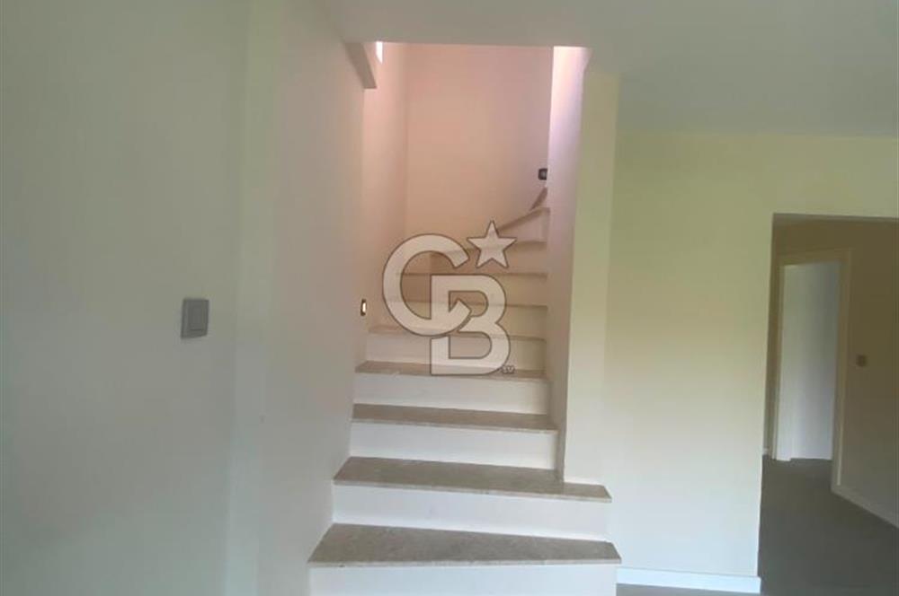 Çeşme'de Denize Yürüme Mesafesinde Yıllık Kiralık Villa
