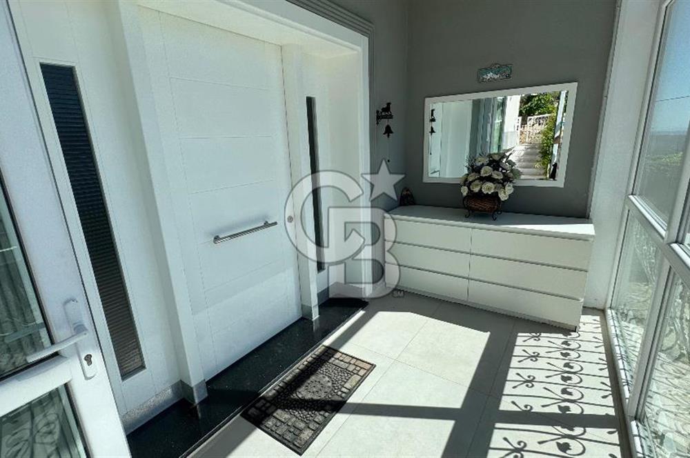 Bornova Yakaköy’de Havuzlu & Asansörlü 7+2 Tripleks Müstakil Villa