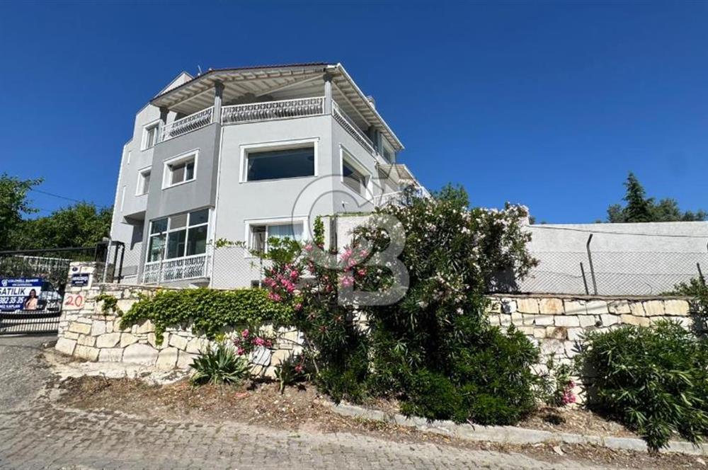 Bornova Yakaköy’de Havuzlu & Asansörlü 7+2 Tripleks Müstakil Villa