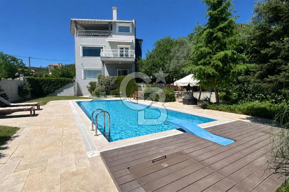 Bornova Yakaköy’de Havuzlu & Asansörlü 7+2 Tripleks Müstakil Villa