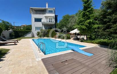 Bornova Yakaköy’de Havuzlu & Asansörlü 7+2 Tripleks Müstakil Villa