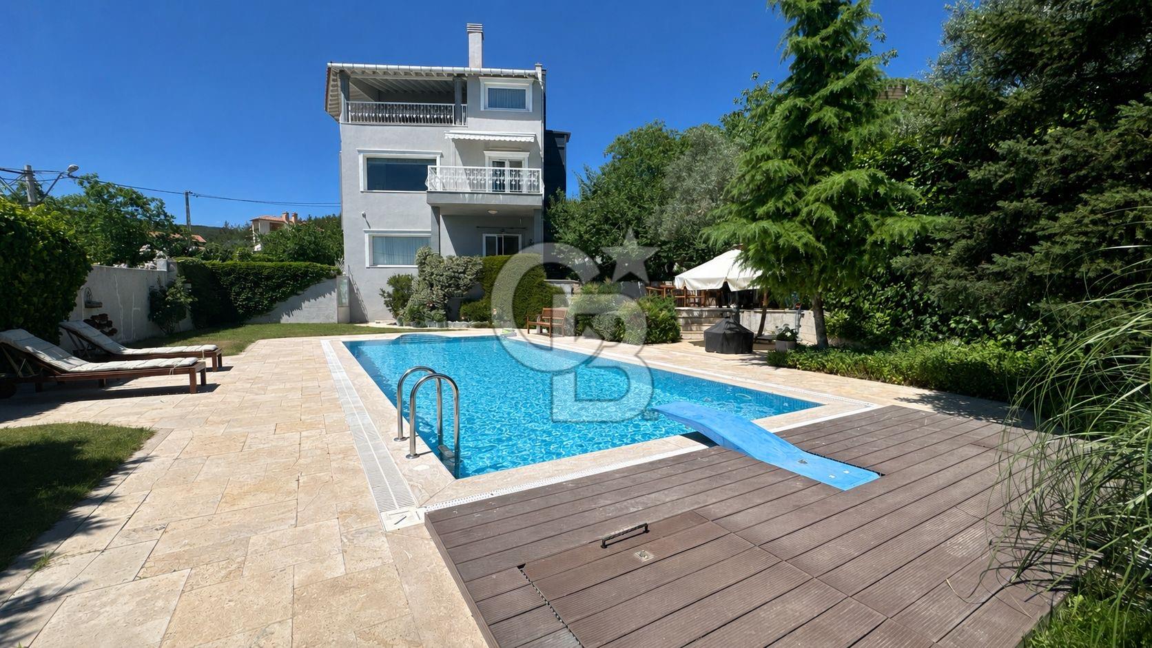 Bornova Yakaköy’de Havuzlu & Asansörlü 7+2 Tripleks Müstakil Villa