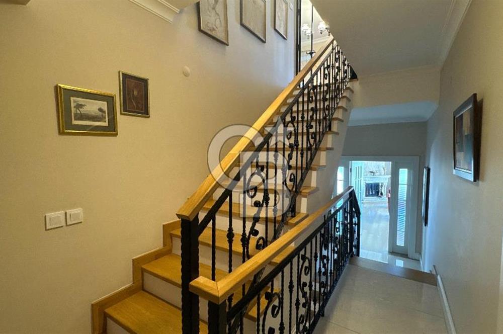 Bornova Yakaköy’de Havuzlu & Asansörlü 7+2 Tripleks Müstakil Villa