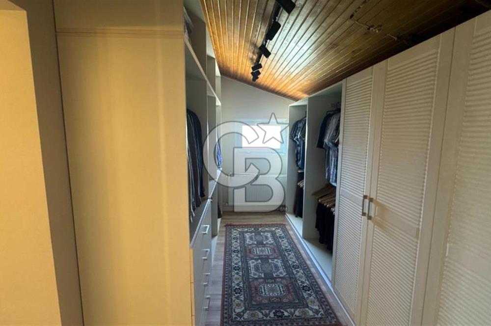 Bornova Yakaköy’de Havuzlu & Asansörlü 7+2 Tripleks Müstakil Villa