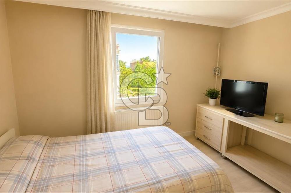Bornova Yakaköy’de Havuzlu & Asansörlü 7+2 Tripleks Müstakil Villa