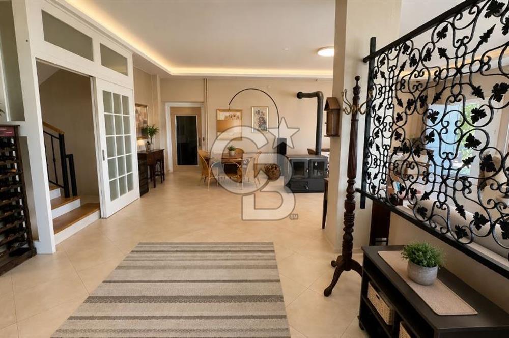 Bornova Yakaköy’de Havuzlu & Asansörlü 7+2 Tripleks Müstakil Villa