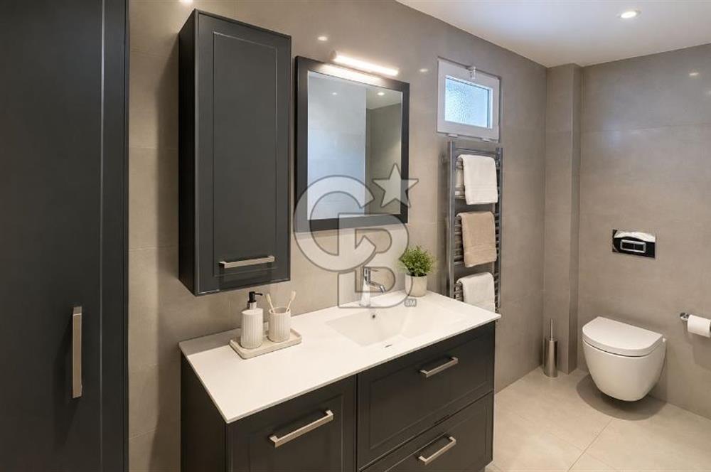Bornova Yakaköy’de Havuzlu & Asansörlü 7+2 Tripleks Müstakil Villa