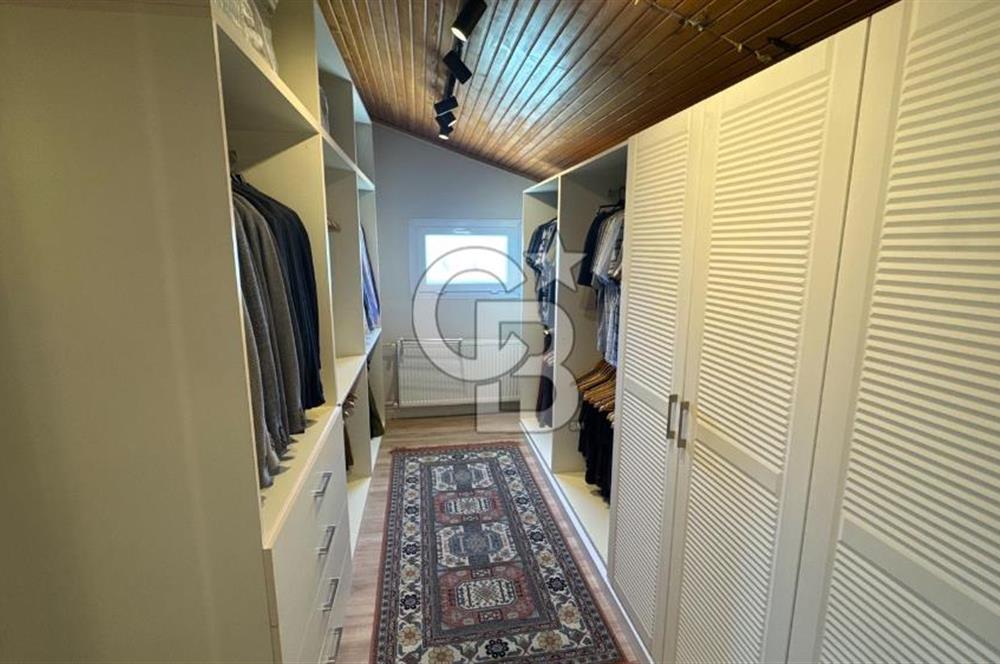 Bornova Yakaköy’de Havuzlu & Asansörlü 7+2 Tripleks Müstakil Villa