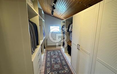 Bornova Yakaköy’de Havuzlu & Asansörlü 7+2 Tripleks Müstakil Villa