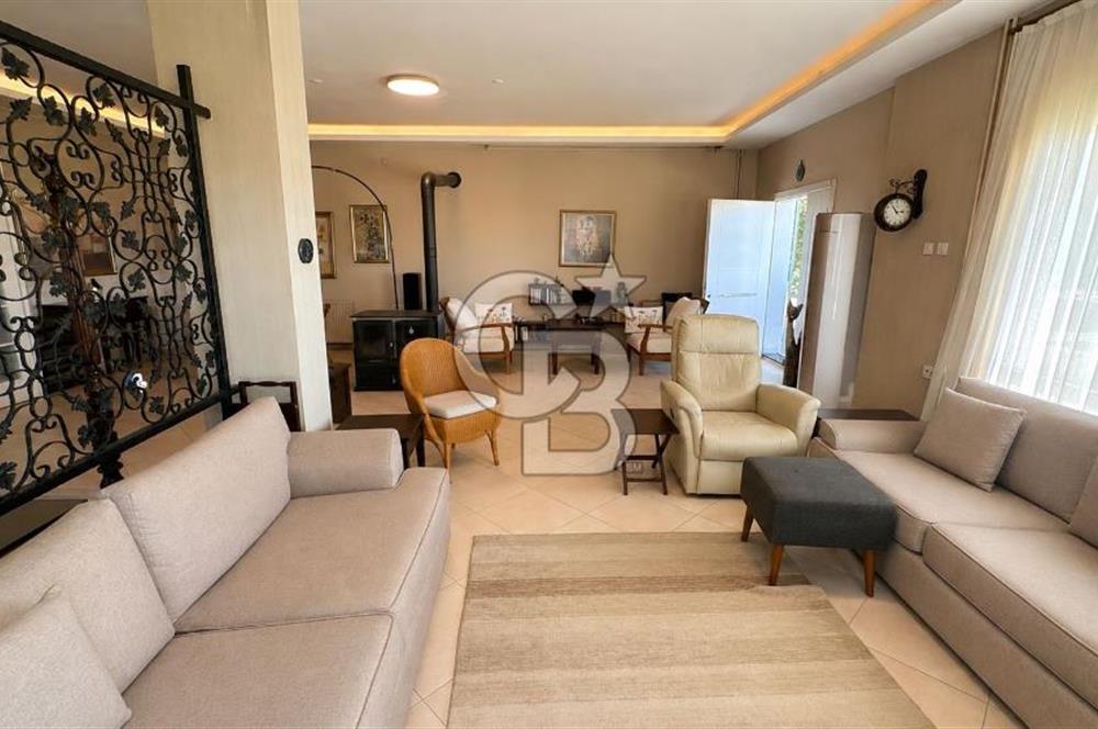 Bornova Yakaköy’de Havuzlu & Asansörlü 7+2 Tripleks Müstakil Villa