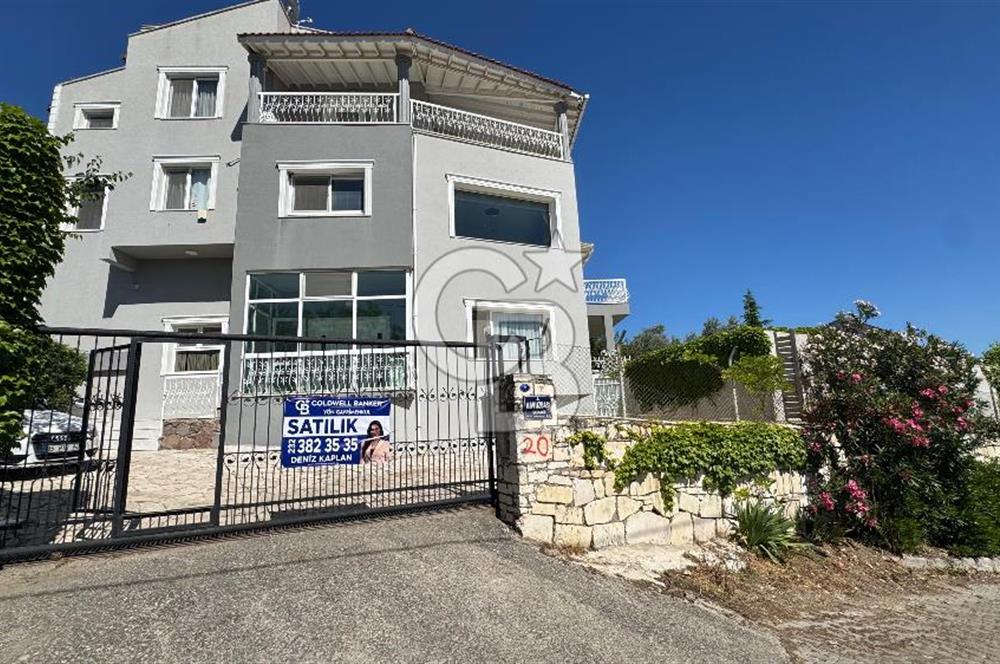 Bornova Yakaköy’de Havuzlu & Asansörlü 7+2 Tripleks Müstakil Villa