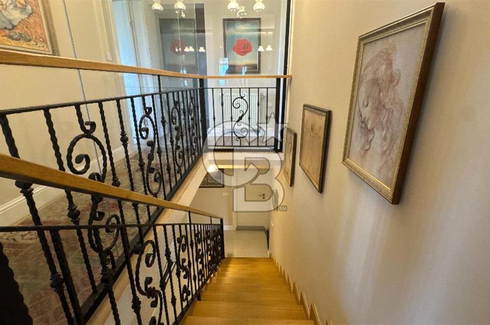 Bornova Yakaköy’de Havuzlu & Asansörlü 7+2 Tripleks Müstakil Villa