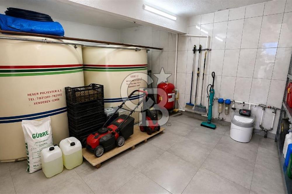 Bornova Yakaköy’de Havuzlu & Asansörlü 7+2 Tripleks Müstakil Villa