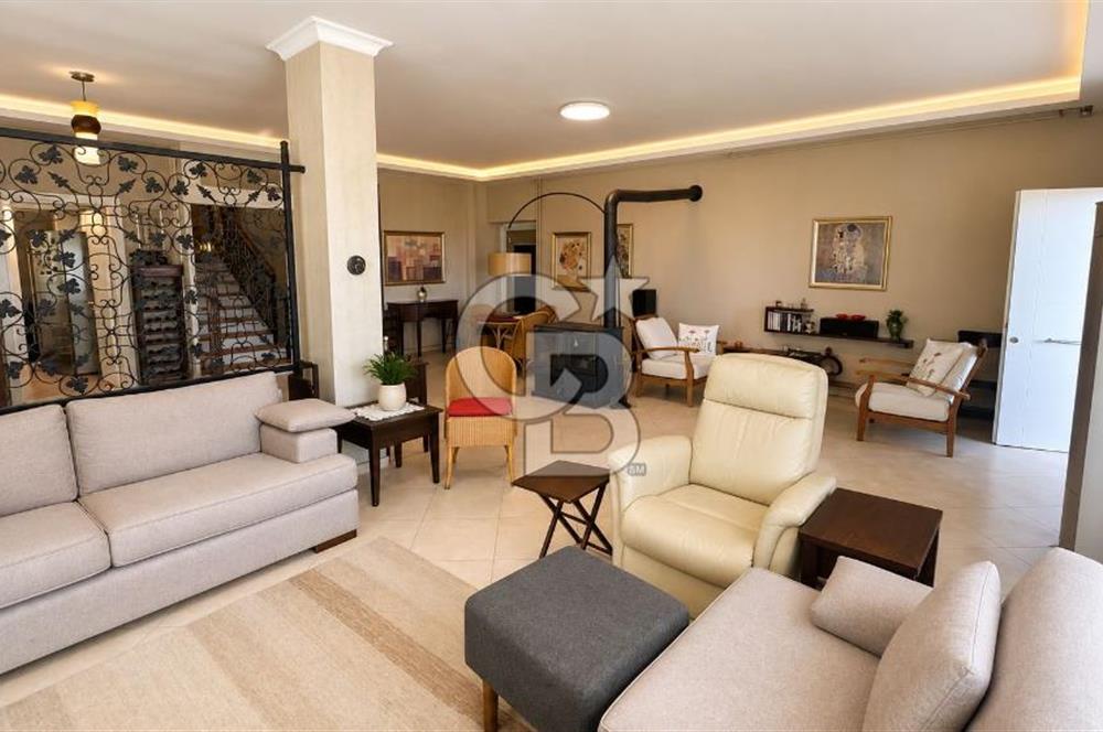 Bornova Yakaköy’de Havuzlu & Asansörlü 7+2 Tripleks Müstakil Villa
