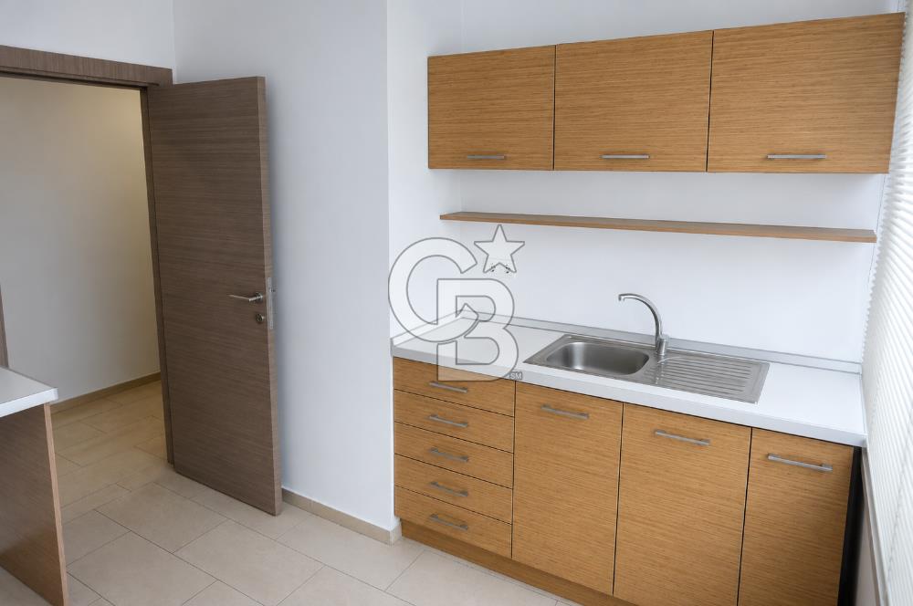KADIKÖY KUŞDİLİ CADDESİN'DE KÖŞE KONUMLU KATTA TEK İŞ MERKEZİNDE  95 M2 SATILIK OFİS KATI