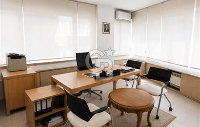 KADIKÖY KUŞDİLİ CADDESİN'DE KÖŞE KONUMLU KATTA TEK İŞ MERKEZİNDE  95 M2 SATILIK OFİS KATI