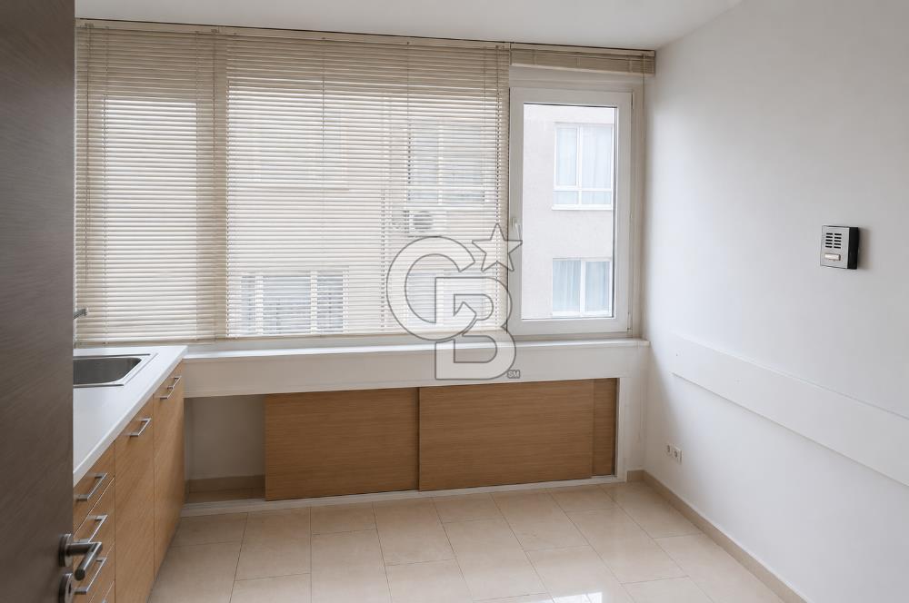 KADIKÖY KUŞDİLİ CADDESİN'DE KÖŞE KONUMLU KATTA TEK İŞ MERKEZİNDE  95 M2 SATILIK OFİS KATI
