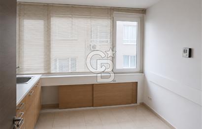 KADIKÖY KUŞDİLİ CADDESİN'DE KÖŞE KONUMLU KATTA TEK İŞ MERKEZİNDE  95 M2 SATILIK OFİS KATI