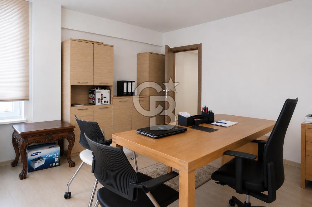 KADIKÖY KUŞDİLİ CADDESİN'DE KÖŞE KONUMLU KATTA TEK İŞ MERKEZİNDE  95 M2 SATILIK OFİS KATI