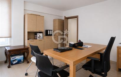 KADIKÖY KUŞDİLİ CADDESİN'DE KÖŞE KONUMLU KATTA TEK İŞ MERKEZİNDE  95 M2 SATILIK OFİS KATI