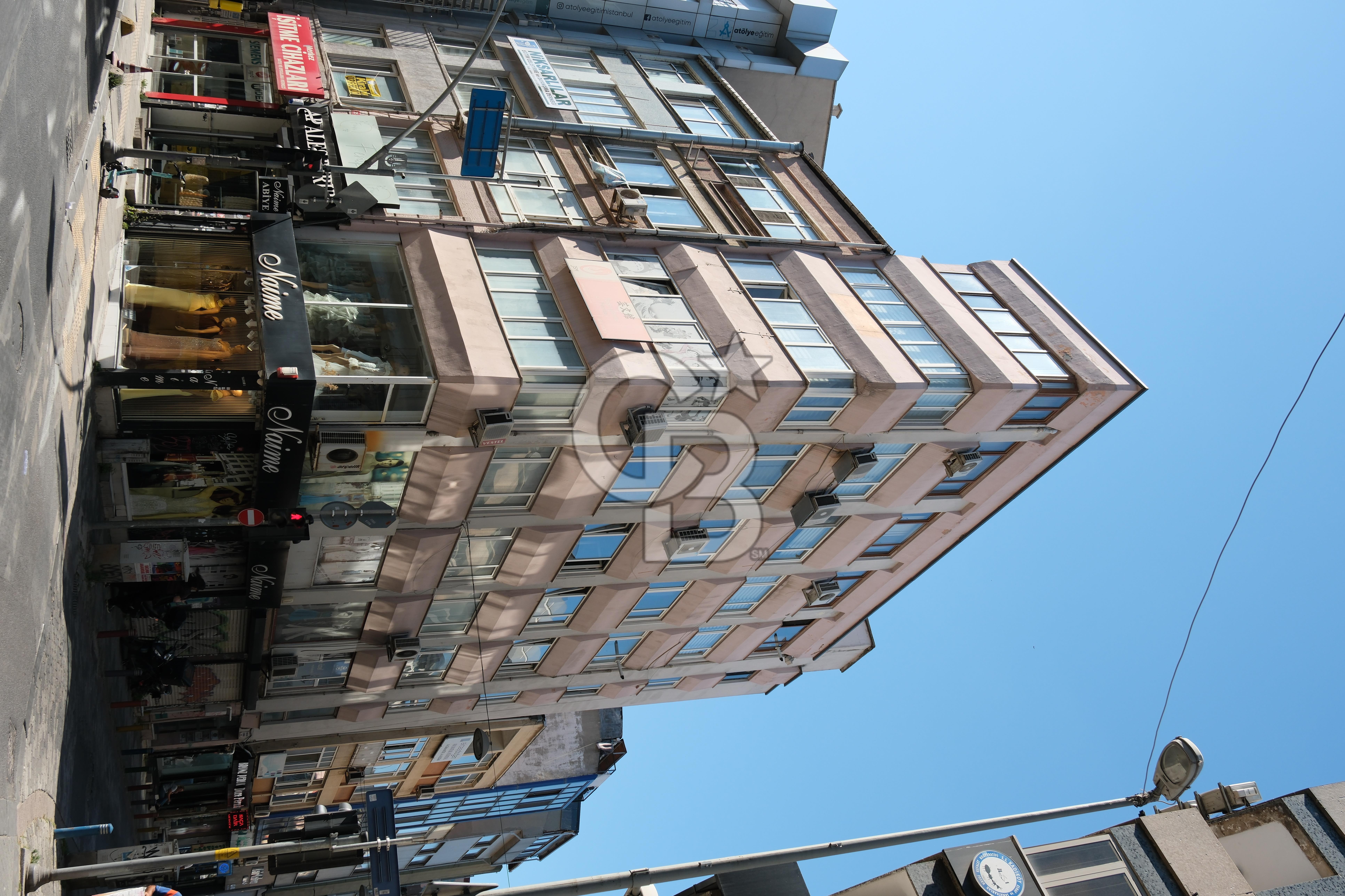KADIKÖY KUŞDİLİ CADDESİN'DE KÖŞE KONUMLU KATTA TEK İŞ MERKEZİNDE  95 M2 SATILIK OFİS KATI