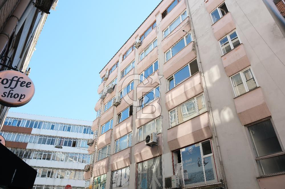 KADIKÖY KUŞDİLİ CADDESİN'DE KÖŞE KONUMLU KATTA TEK İŞ MERKEZİNDE  95 M2 SATILIK OFİS KATI