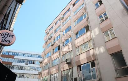 KADIKÖY KUŞDİLİ CADDESİN'DE KÖŞE KONUMLU KATTA TEK İŞ MERKEZİNDE  95 M2 SATILIK OFİS KATI