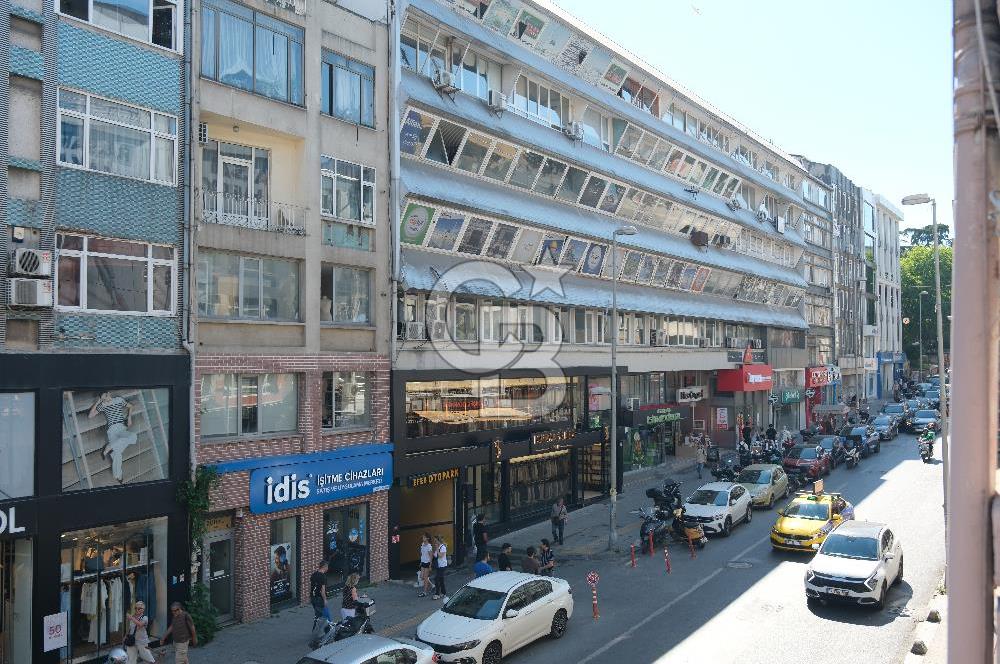 KADIKÖY KUŞDİLİ CADDESİN'DE KÖŞE KONUMLU KATTA TEK İŞ MERKEZİNDE  95 M2 SATILIK OFİS KATI
