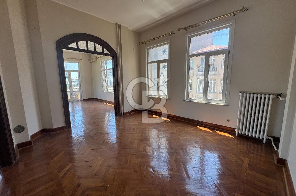 Taksim Meydanı'nda Tarihi Pertev Apartmanı'nda Satılık Prestij Mülk