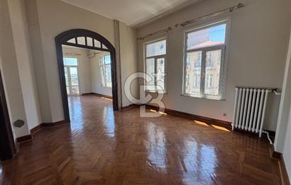 Taksim Meydanı'nda Tarihi Pertev Apartmanı'nda Satılık Prestij Mülk