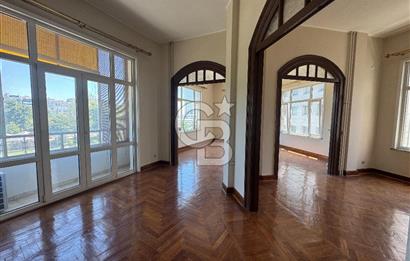 Taksim Meydanı'nda Tarihi Pertev Apartmanı'nda Satılık Prestij Mülk