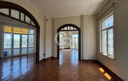 Taksim Meydanı'nda Tarihi Pertev Apartmanı'nda Satılık Prestij Mülk