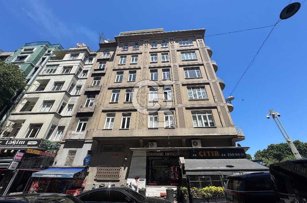 Taksim Meydanı'nda Tarihi Pertev Apartmanı'nda Satılık Prestij Mülk