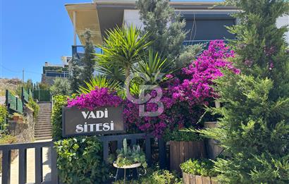 SEFERİHİSAR VADİ SİTESİNDE 2+1 FULL DENİZ MANZARALI EŞYALI SATILIK 2+1 DAİRE