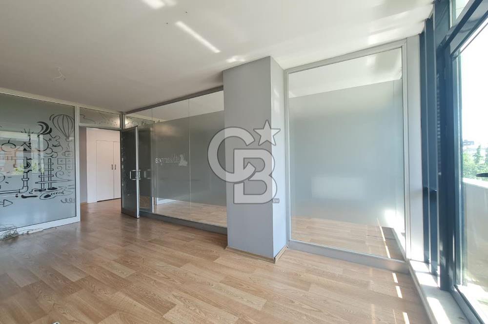 ŞEHRİN MERKEZİ OFFİCEONE PLAZA'DA KİRALIK TERASLI LÜKS OFİS