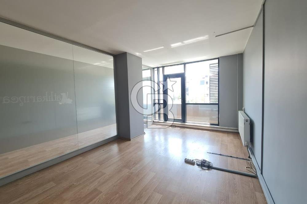 ŞEHRİN MERKEZİ OFFİCEONE PLAZA'DA KİRALIK TERASLI LÜKS OFİS