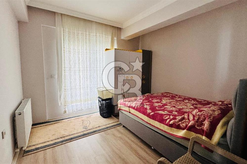 Yenifoça'da Havuzlu Site İçerisinde Kiralık 2+1 Eşyalı Daire