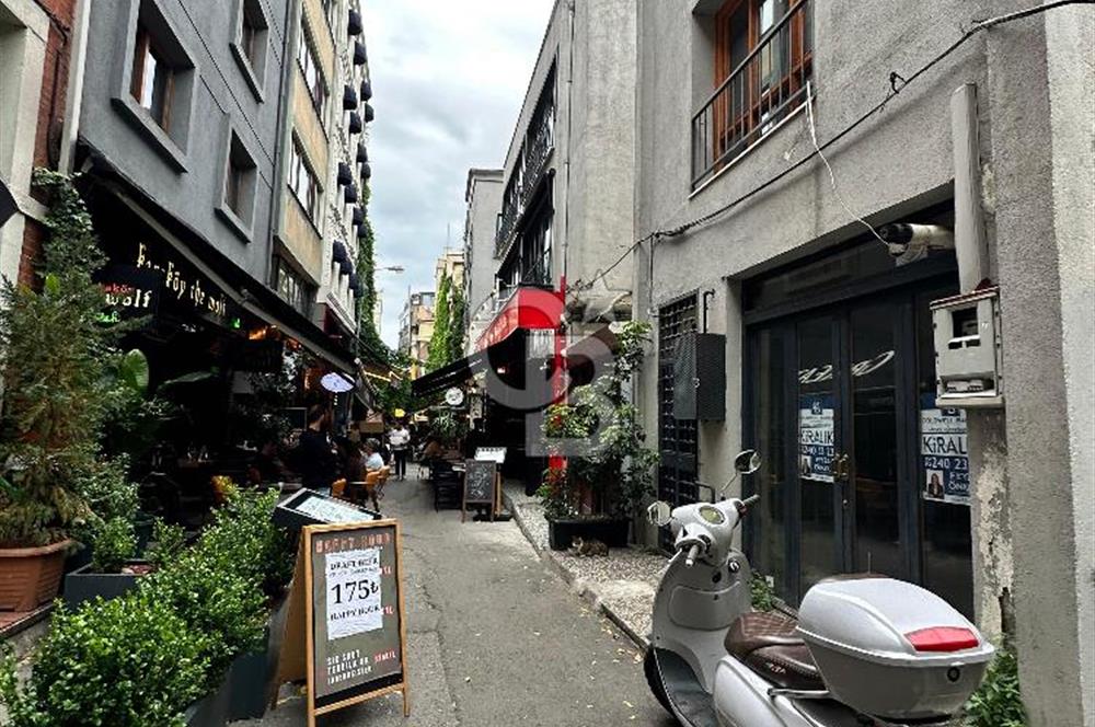 KARAKÖY'ÜN EN HAREKETLİ SOKAĞINDA KİRALIK BİNA!