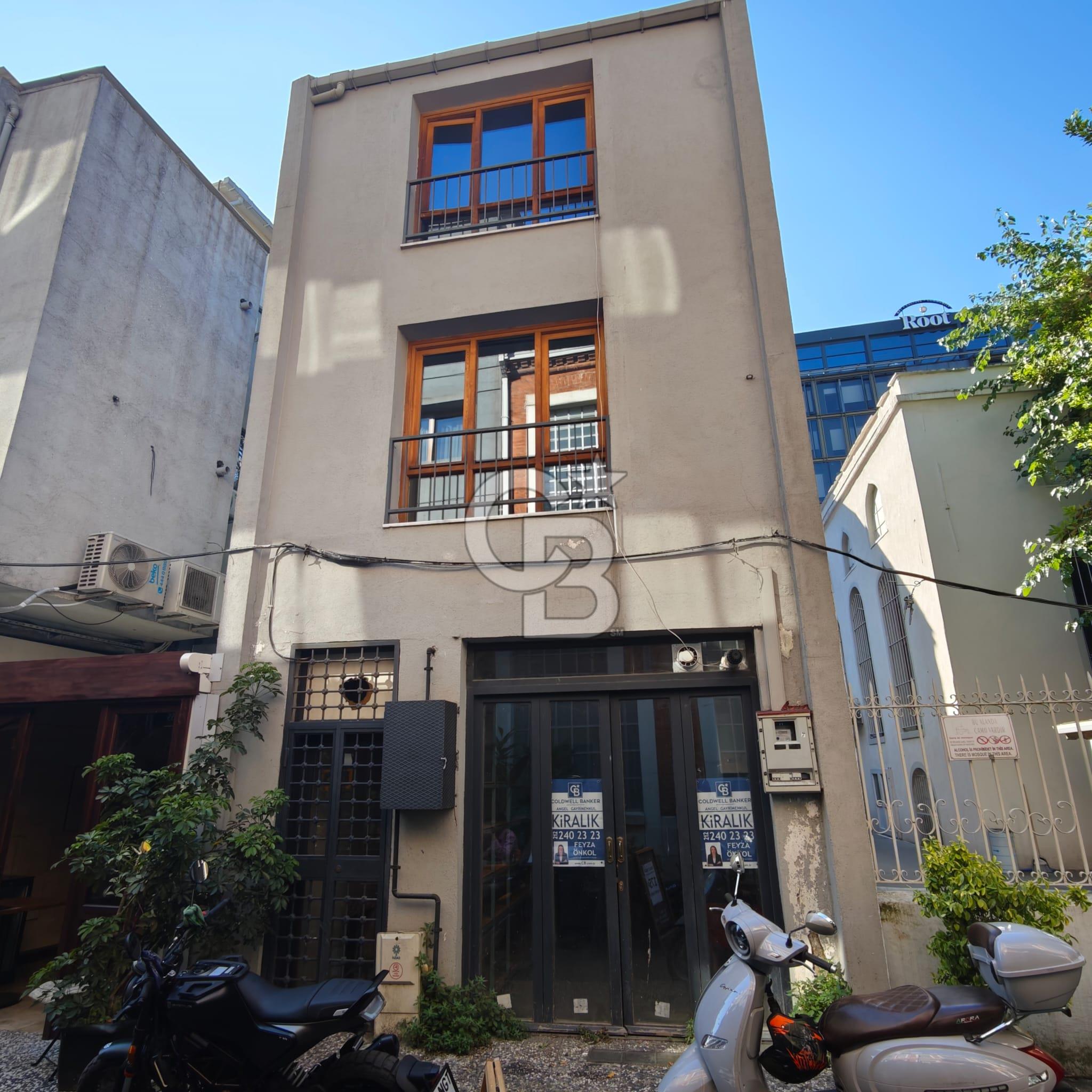 KARAKÖY'ÜN EN HAREKETLİ SOKAĞINDA KİRALIK BİNA!